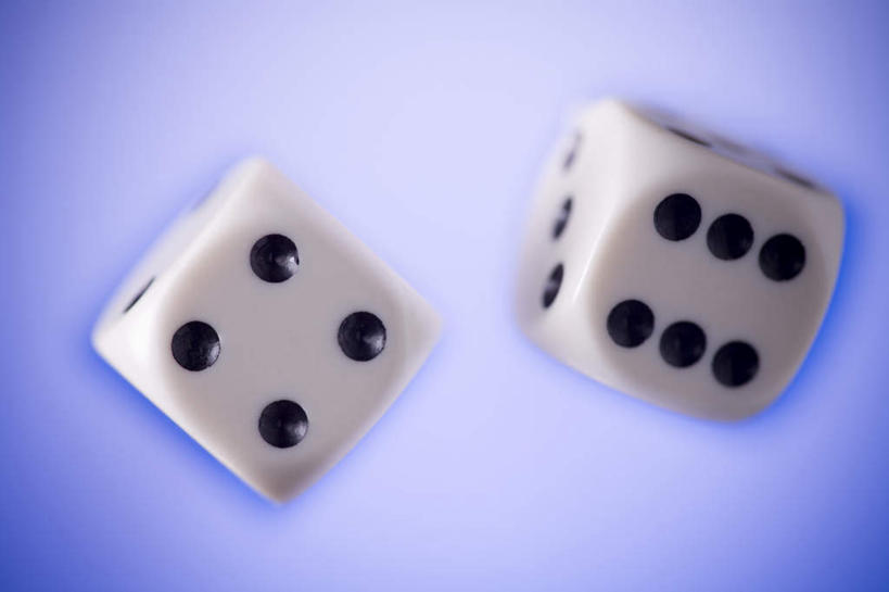 无人,横图,室内,特写,白天,正面,游戏,赌博,贪欲,竞争,静物,玩具,阴影,蓝色背景,朦胧,模糊,反射,骰子,影子,玩,娱乐,刺激,两个,休闲,摄影,影棚,活动,发泄,消遣,智力,赌具,色子,投机,侥幸,欲望,投子,宣泄,玩耍,嬉戏,彩图,影棚拍摄,拍摄,胜负,输赢