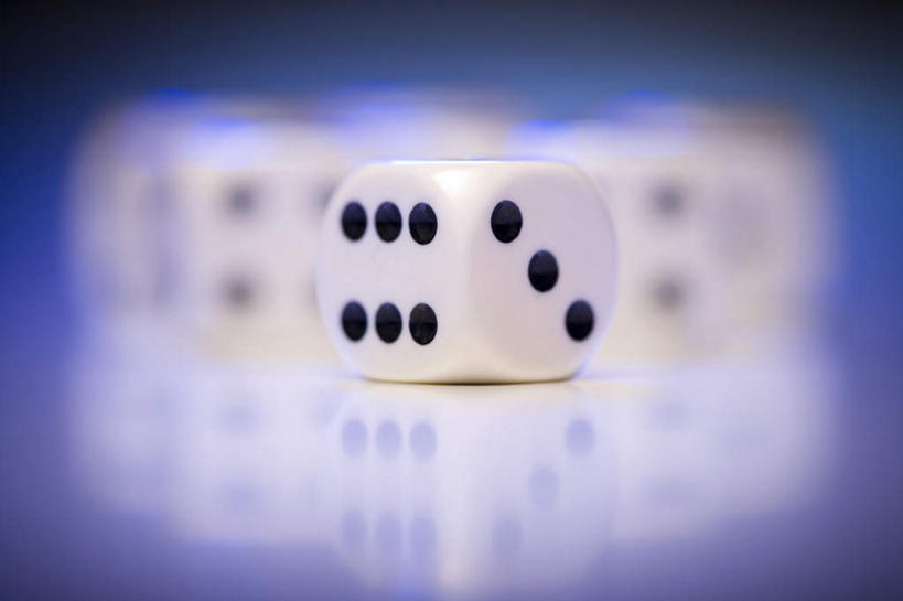 无人,横图,室内,特写,白天,正面,游戏,赌博,贪欲,竞争,静物,玩具,许多,阴影,蓝色背景,朦胧,模糊,反射,骰子,影子,玩,娱乐,刺激,排列,休闲,摄影,影棚,活动,发泄,消遣,智力,赌具,色子,投机,侥幸,欲望,投子,宣泄,摆列,玩耍,嬉戏,彩图,影棚拍摄,拍摄,布列,分列,胜负,输赢