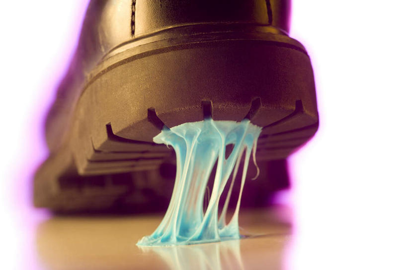 无人,横图,室内,特写,白天,正面,鞋,静物,鞋子,阴影,紫色背景,反射,影子,食品,糖果,皮革,软糖,食物,一只,蓝色,甜食,粘,摄影,影棚,泡泡糖,彩图,影棚拍摄,皮鞋,拍摄