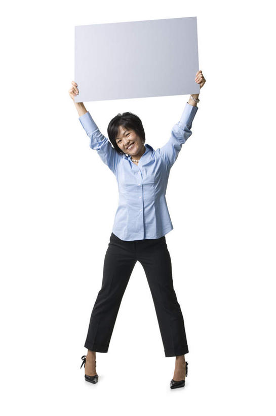 东方人,一个人,商务人士,商务女性,站,举,笑,微笑,露齿笑,竖图,室内,白天,白色背景,正面,高跟鞋,时尚,指示牌,鞋子,亚洲,仅一个女性,仅一个人,一双,套装,标志,广告牌,注视,黄种人,标识,观察,看,托,站着,仅一个中年女性,摄影,影棚,观看,察看,关注,时髦,商务装,工薪阶层,时兴,女人,女性,中年女性,亚洲人,白领,上班族,举起,举手,举着,向上举,向上伸,向上托,站立,彩图,全身,影棚拍摄,拍摄