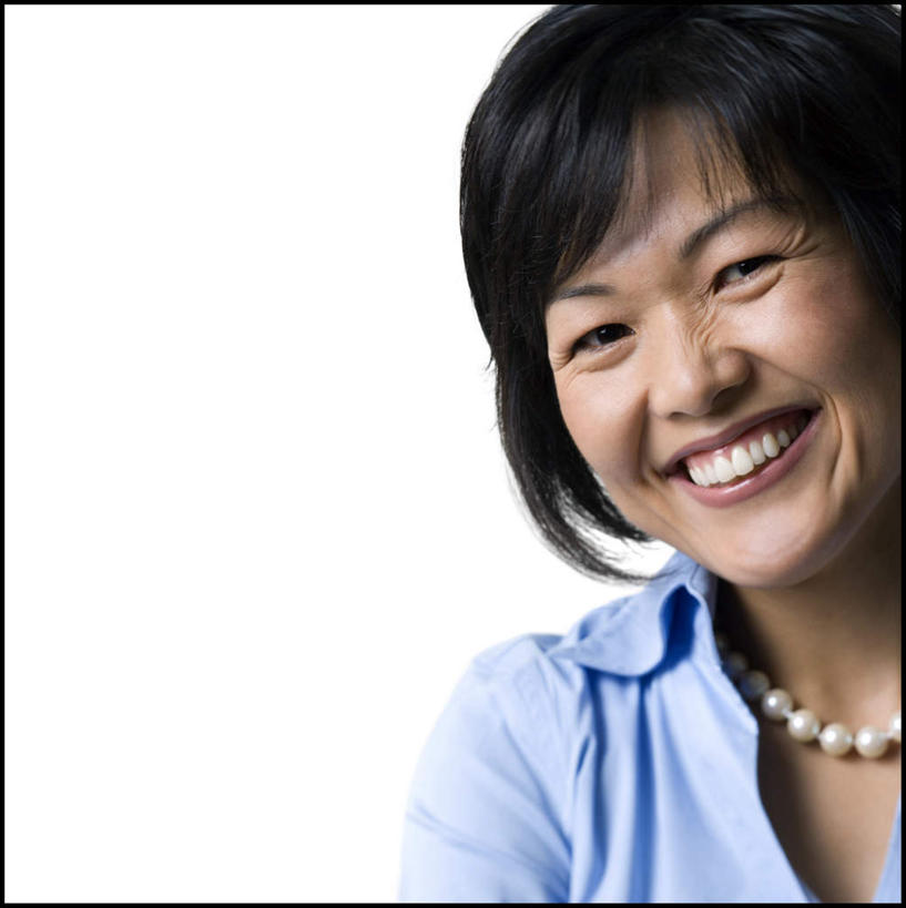 东方人,脸,头,脸颊,手,头发,一个人,站,笑,微笑,露齿笑,竖图,室内,特写,白天,白色背景,正面,幸福,纯洁,项链,亚洲,仅一个女性,仅一个人,一条,握,服装,珍珠,注视,休闲装,黄种人,肩膀,装饰品,衣服,黑色,饰品,首饰,观察,看,站着,仅一个中年女性,休闲,健康,手部,休闲服,握着,摄影,服饰,影棚,观看,单手,贵重,察看,珍贵,富有,关注,宝贵,有机宝石,女人,女性,中年女性,亚洲人,头部,直发,脸部,脸蛋,面部,站立,半身,彩图,影棚拍摄,拍摄,短发