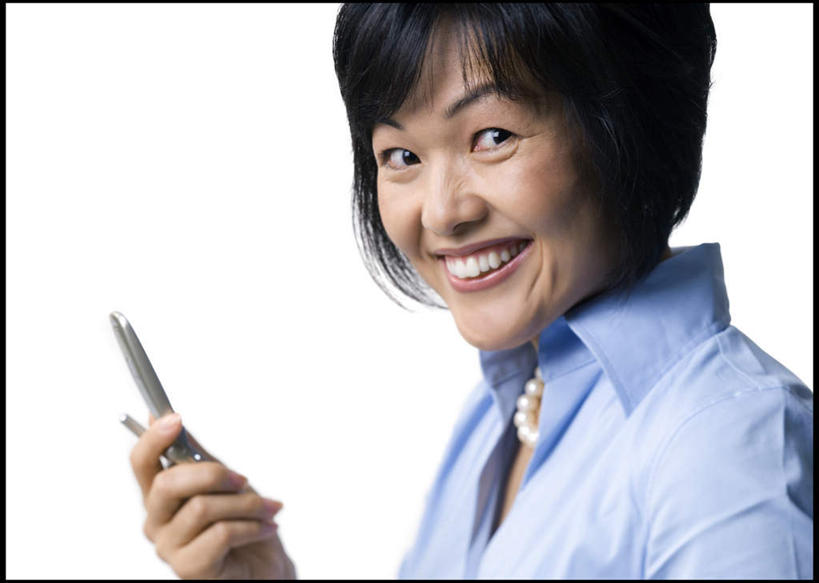 东方人,脸,头,脸颊,手,头发,一个人,站,笑,打电话,微笑,露齿笑,横图,室内,特写,白天,白色背景,侧面,幸福,纯洁,电话,手机,项链,亚洲,仅一个女性,仅一个人,一条,握,服装,珍珠,扭头,注视,休闲装,黄种人,通讯设备,肩膀,装饰品,衣服,黑色,饰品,首饰,观察,看,站着,转头,仅一个中年女性,休闲,健康,手部,休闲服,握着,摄影,服饰,影棚,观看,单手,贵重,察看,珍贵,富有,关注,一部,宝贵,有机宝石,交流,女人,女性,中年女性,亚洲人,头部,直发,脸部,脸蛋,面部,沟通,通话,站立,半身,彩图,影棚拍摄,拍摄,短发