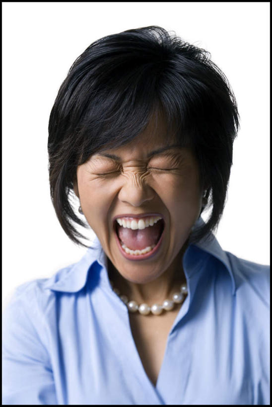 东方人,脸,头,脸颊,头发,一个人,站,闭眼,竖图,室内,特写,白天,白色背景,正面,幸福,纯洁,项链,亚洲,仅一个女性,仅一个人,一条,服装,生气,珍珠,大喊,休闲装,黄种人,肩膀,装饰品,衣服,黑色,饰品,首饰,站着,仅一个中年女性,休闲,健康,休闲服,愤怒,摄影,服饰,影棚,大叫,恼怒,贵重,珍贵,愤慨,富有,怒气,气愤,发怒,怒火,情绪,脾气,忿怒,怨恨,强烈,大呼,气忿,宝贵,愤恨,有机宝石,肝火,激动,女人,女性,中年女性,亚洲人,头部,直发,脸部,脸蛋,面部,闭眼睛,闭着眼,闭着眼睛,站立,半身,彩图,影棚拍摄,拍摄,短发