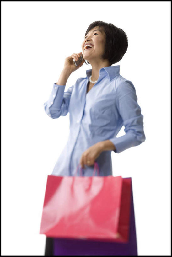 东方人,一个人,站,笑,打电话,微笑,露齿笑,竖图,室内,白天,白色背景,正面,购物,消费,袋子,电话,手机,亚洲,仅一个女性,仅一个人,服装,包装袋,手提袋,购物袋,拎,注视,休闲装,黄种人,通讯设备,一个,衣服,红色,观察,看,站着,仅一个中年女性,休闲,休闲服,金融,摄影,服饰,影棚,单个,观看,察看,购买,关注,贸易,一部,交流,女人,女性,中年女性,亚洲人,沟通,通话,站立,半身,彩图,影棚拍摄,拍摄,拎着