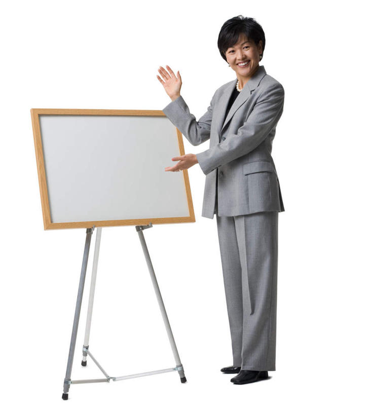 东方人,一个人,商务人士,商务女性,站,笑,微笑,露齿笑,竖图,室内,白天,白色背景,正面,高跟鞋,时尚,鞋子,亚洲,仅一个女性,仅一个人,一双,握,套装,注视,黄种人,白板,观察,看,站着,仅一个中年女性,握着,摄影,影棚,观看,察看,关注,时髦,商务装,记录板,工薪阶层,记事板,时兴,女人,女性,中年女性,亚洲人,白领,上班族,站立,彩图,全身,影棚拍摄,拍摄