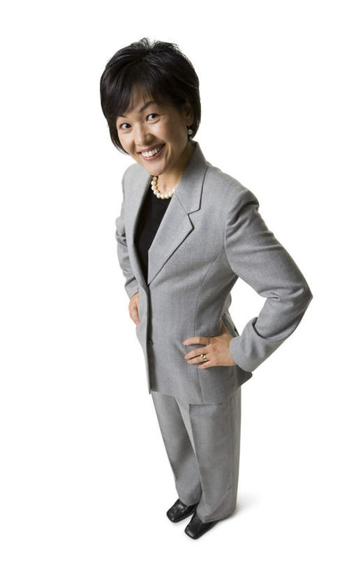 东方人,一个人,商务人士,商务女性,站,笑,微笑,露齿笑,竖图,俯视,室内,白天,白色背景,亚洲,仅一个女性,仅一个人,套装,注视,黄种人,手叉腰,叉腰,观察,看,站着,仅一个中年女性,摄影,影棚,观看,察看,双手叉腰,关注,商务装,工薪阶层,女人,女性,中年女性,亚洲人,白领,上班族,抬头,仰头,站立,彩图,高角度拍摄,全身,影棚拍摄,拍摄