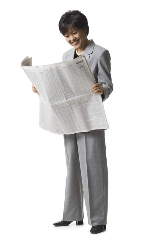东方人,一个人,商务人士,商务女性,站,笑,微笑,露齿笑,竖图,室内,白天,白色背景,正面,高跟鞋,时尚,报纸,鞋子,亚洲,仅一个女性,仅一个人,一双,握,套装,信息,注视,黄种人,低头,观察,看,站着,仅一个中年女性,握着,摄影,影棚,观看,新闻,一份,察看,关注,时髦,商务装,工薪阶层,垂头,时兴,女人,女性,中年女性,亚洲人,白领,上班族,站立,彩图,全身,影棚拍摄,拍摄,报刊