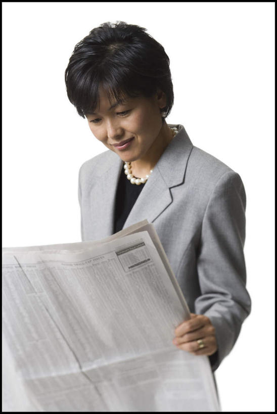 东方人,一个人,商务人士,商务女性,站,笑,微笑,露齿笑,竖图,室内,白天,白色背景,正面,报纸,亚洲,仅一个女性,仅一个人,握,套装,信息,注视,黄种人,低头,观察,看,站着,仅一个中年女性,握着,摄影,影棚,观看,新闻,一份,察看,关注,商务装,工薪阶层,垂头,女人,女性,中年女性,亚洲人,白领,上班族,站立,半身,彩图,影棚拍摄,拍摄,报刊