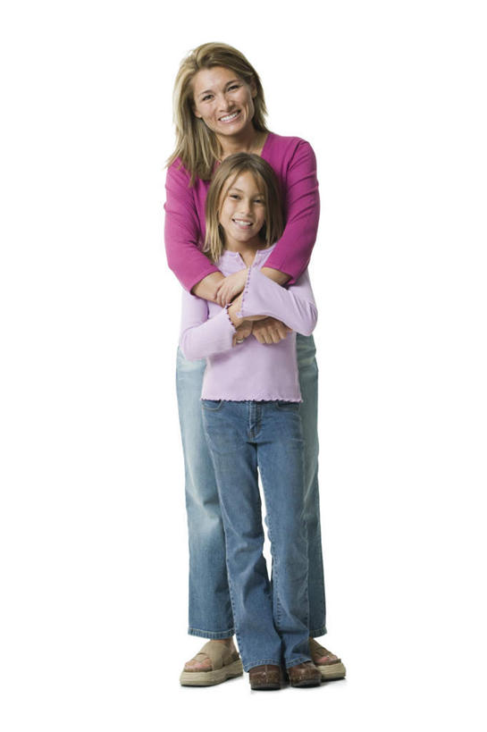 西方人,儿童,中年人,两个人,家庭,母亲,女儿,站,抱,笑,微笑,露齿笑,竖图,室内,白天,白色背景,正面,纯洁,欧洲,欧洲人,服装,裤子,注视,牛仔裤,休闲装,小孩,衣服,观察,看,站着,休闲,温暖,温馨,母女,一家人,休闲服,可爱,母爱,童年,童趣,摄影,服饰,影棚,抱着,观看,和睦,察看,搂着,关注,童真,烂漫,无邪,天真,女孩,女人,女性,中年女性,白种人,孩子,搂,搂抱,站立,彩图,全身,影棚拍摄,拍摄,融洽,女生