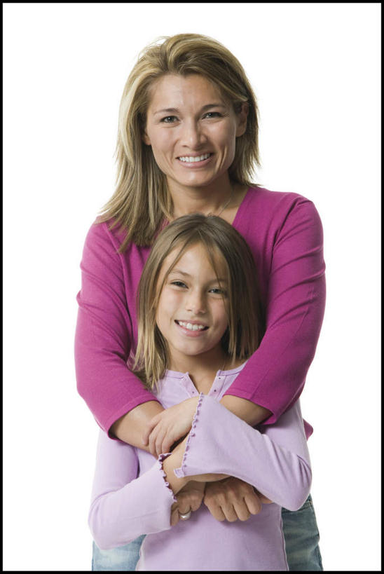 西方人,儿童,中年人,两个人,家庭,母亲,女儿,站,抱,笑,微笑,露齿笑,竖图,室内,白天,白色背景,正面,纯洁,欧洲,欧洲人,服装,裤子,注视,牛仔裤,休闲装,小孩,衣服,观察,看,站着,休闲,温暖,温馨,母女,一家人,休闲服,可爱,母爱,童年,童趣,摄影,服饰,影棚,抱着,观看,和睦,察看,搂着,关注,童真,烂漫,无邪,天真,女孩,女人,女性,中年女性,白种人,孩子,搂,搂抱,站立,半身,彩图,影棚拍摄,拍摄,融洽,女生