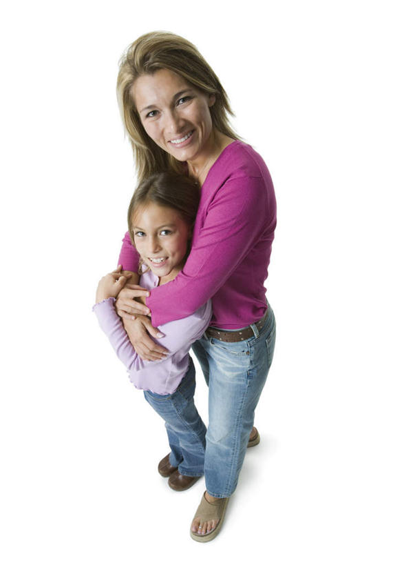 西方人,儿童,中年人,两个人,家庭,母亲,女儿,站,抱,笑,微笑,露齿笑,竖图,俯视,室内,白天,白色背景,纯洁,欧洲,欧洲人,服装,裤子,注视,牛仔裤,休闲装,小孩,衣服,观察,看,站着,休闲,温暖,温馨,母女,一家人,休闲服,可爱,母爱,童年,童趣,摄影,服饰,影棚,抱着,观看,和睦,察看,搂着,关注,童真,烂漫,无邪,天真,女孩,女人,女性,中年女性,白种人,孩子,搂,搂抱,站立,彩图,高角度拍摄,全身,影棚拍摄,拍摄,融洽,女生