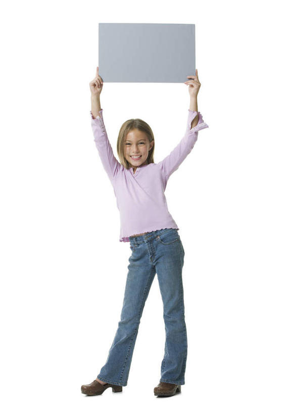 西方人,儿童,一个人,站,举,笑,微笑,露齿笑,竖图,室内,白天,白色背景,正面,纯洁,指示牌,欧洲,欧洲人,仅一个女性,仅一个人,服装,裤子,标志,广告牌,注视,牛仔裤,休闲装,标识,小孩,衣服,观察,看,托,站着,仅一个小孩,休闲,休闲服,可爱,童年,童趣,摄影,服饰,影棚,观看,察看,关注,童真,烂漫,无邪,天真,女孩,女人,女性,白种人,孩子,举起,举手,举着,向上举,向上伸,向上托,站立,彩图,全身,影棚拍摄,拍摄,女生