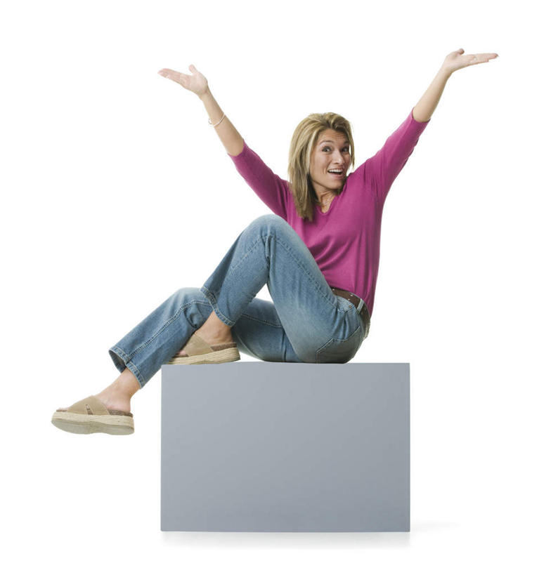 西方人,一个人,坐,举,笑,微笑,露齿笑,竖图,室内,白天,白色背景,侧面,凉鞋,指示牌,鞋子,欧洲,欧洲人,仅一个女性,仅一个人,服装,裤子,标志,广告牌,扭头,注视,牛仔裤,休闲装,标识,衣服,观察,看,托,转头,仅一个中年女性,休闲,休闲服,摄影,服饰,影棚,观看,察看,关注,女人,女性,中年女性,白种人,举起,举手,举着,向上举,向上伸,向上托,坐着,彩图,全身,影棚拍摄,拍摄