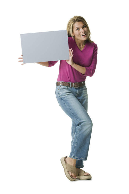 西方人,一个人,站,笑,微笑,露齿笑,竖图,室内,白天,白色背景,正面,凉鞋,指示牌,鞋子,欧洲,欧洲人,仅一个女性,仅一个人,握,服装,裤子,标志,广告牌,注视,牛仔裤,休闲装,标识,衣服,观察,看,站着,仅一个中年女性,休闲,休闲服,握着,摄影,服饰,影棚,观看,察看,关注,女人,女性,中年女性,白种人,站立,彩图,全身,影棚拍摄,拍摄