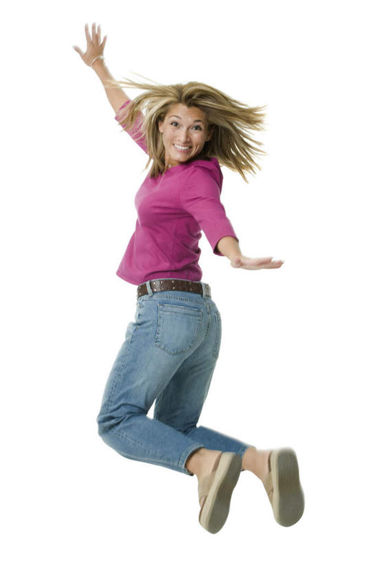 西方人,一个人,跳,举,笑,微笑,露齿笑,竖图,室内,白天,白色背景,侧面,凉鞋,鞋子,欧洲,欧洲人,仅一个女性,仅一个人,服装,裤子,扭头,注视,牛仔裤,休闲装,衣服,观察,看,托,转头,仅一个中年女性,休闲,休闲服,摄影,服饰,影棚,观看,察看,关注,女人,女性,中年女性,白种人,举起,举手,举着,跳跃,向上举,向上伸,向上托,彩图,全身,影棚拍摄,拍摄