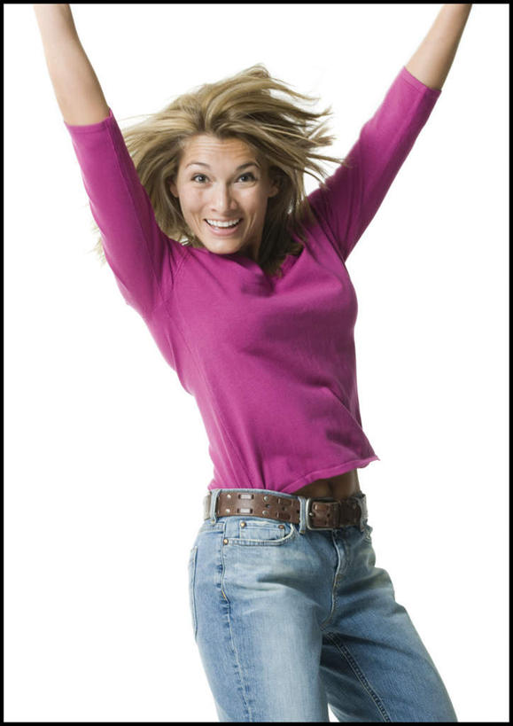 西方人,一个人,跳,举,笑,微笑,露齿笑,竖图,室内,白天,白色背景,正面,欧洲,欧洲人,仅一个女性,仅一个人,服装,裤子,注视,牛仔裤,休闲装,腰带,衣服,观察,看,托,仅一个中年女性,休闲,休闲服,摄影,服饰,影棚,观看,皮带,察看,关注,配饰,裤带,女人,女性,中年女性,白种人,举起,举手,举着,跳跃,向上举,向上伸,向上托,半身,彩图,影棚拍摄,拍摄