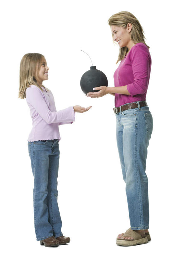 西方人,儿童,中年人,两个人,家庭,母亲,女儿,站,捧,竖图,室内,白天,白色背景,侧面,纯洁,竞争,高科技,科技,炸药,炸弹,欧洲,欧洲人,对抗,服装,裤子,冲突,军事,科学,注视,牛仔裤,休闲装,破坏,相视,一个,小孩,衣服,观察,看,站着,休闲,温暖,温馨,母女,一家人,面对面,休闲服,武器,可爱,母爱,童年,童趣,战争,工业,摄影,服饰,影棚,单个,观看,对视,损坏,和睦,察看,互视,攻击,恐怖,威胁,对立,关注,矛盾,兵器,弹药,相对,防御,童真,烂漫,无邪,军方,军工业,国防,相看,敌对,挫败,斗争,抗拒,抗衡,杀伤,威慑,天真,危险,女孩,女人,女性,中年女性,白种人,孩子,甘油炸药,端,端着,捧着,手捧,站立,彩图,全身,影棚拍摄,拍摄,融洽,女生