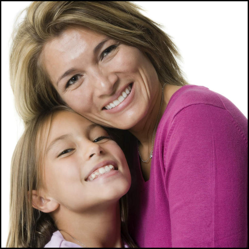 西方人,儿童,中年人,脸,头,脸颊,两个人,家庭,母亲,女儿,抱,笑,微笑,露齿笑,方图,室内,特写,白天,白色背景,侧面,纯洁,欧洲,欧洲人,服装,注视,休闲装,肩膀,小孩,衣服,观察,看,休闲,温暖,温馨,母女,一家人,休闲服,可爱,母爱,童年,童趣,摄影,服饰,影棚,抱着,观看,和睦,察看,搂着,关注,童真,烂漫,无邪,天真,女孩,女人,女性,中年女性,白种人,孩子,头部,脸部,脸蛋,面部,搂,搂抱,半身,彩图,影棚拍摄,拍摄,融洽,女生