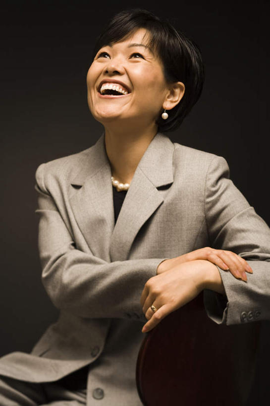 东方人,一个人,商务人士,商务女性,坐,笑,微笑,露齿笑,竖图,室内,白天,正面,亚洲,仅一个女性,仅一个人,灰色背景,套装,注视,黄种人,装饰品,耳环,饰品,首饰,观察,看,仅一个中年女性,摄影,影棚,观看,察看,关注,商务装,工薪阶层,耳饰,女人,女性,中年女性,亚洲人,白领,上班族,抬头,仰头,坐着,半身,彩图,影棚拍摄,拍摄