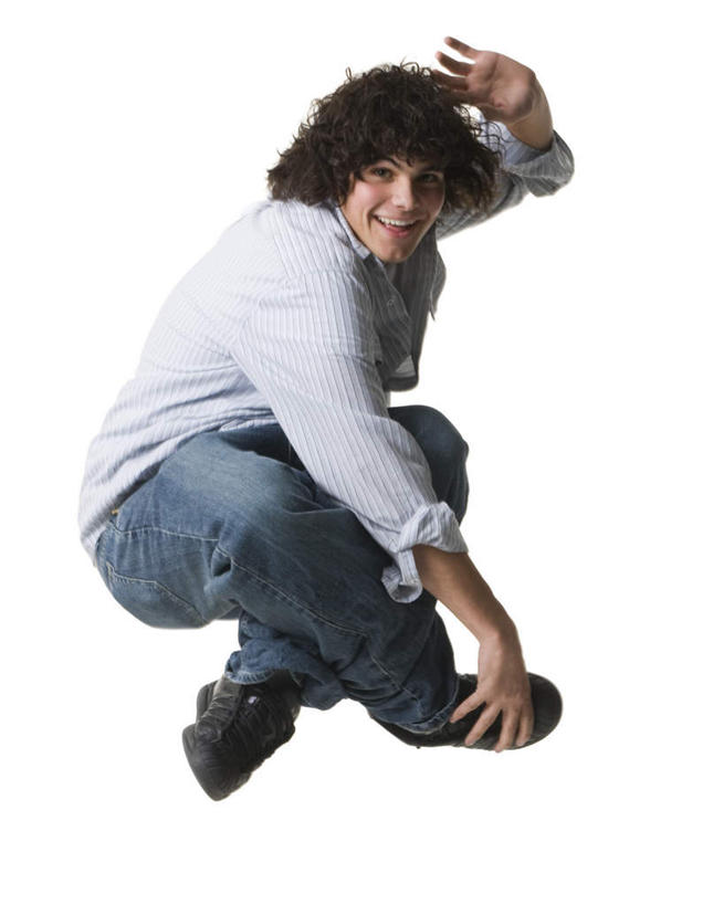 西方人,一个人,跳,举,笑,盘腿,微笑,露齿笑,竖图,室内,白天,白色背景,正面,欧洲,欧洲人,仅一个男性,仅一个人,服装,裤子,注视,牛仔裤,休闲装,仅一个年轻男性,衣服,观察,看,托,休闲,休闲服,摄影,服饰,影棚,观看,察看,关注,男人,男性,年轻男性,白种人,举起,举手,举着,盘膝,盘着腿的,盘着腿坐,双腿交叉,跳跃,向上举,向上伸,向上托,彩图,全身,影棚拍摄,拍摄