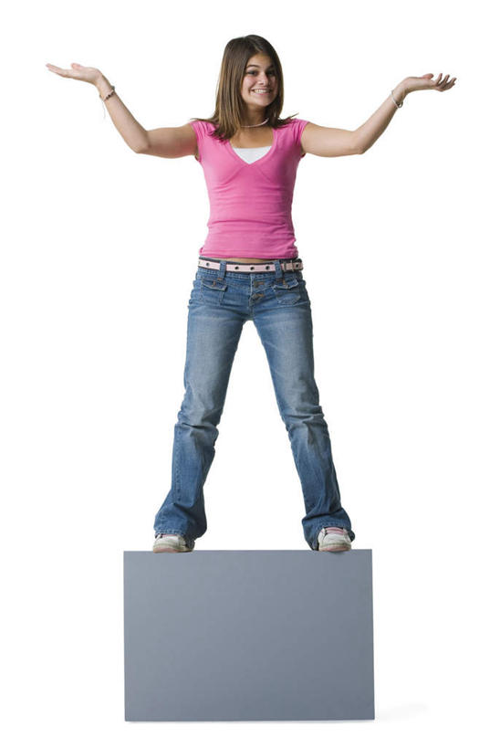 西方人,一个人,站,举,笑,微笑,露齿笑,竖图,室内,白天,白色背景,正面,指示牌,项链,欧洲,欧洲人,仅一个年轻女性,仅一个女性,仅一个人,服装,裤子,标志,广告牌,注视,牛仔裤,休闲装,标识,装饰品,衣服,饰品,手链,首饰,观察,看,托,站着,休闲,休闲服,摄影,服饰,手镯,影棚,观看,察看,关注,镯子,年轻女性,女人,女性,白种人,举起,举手,举着,向上举,向上伸,向上托,站立,彩图,全身,影棚拍摄,拍摄