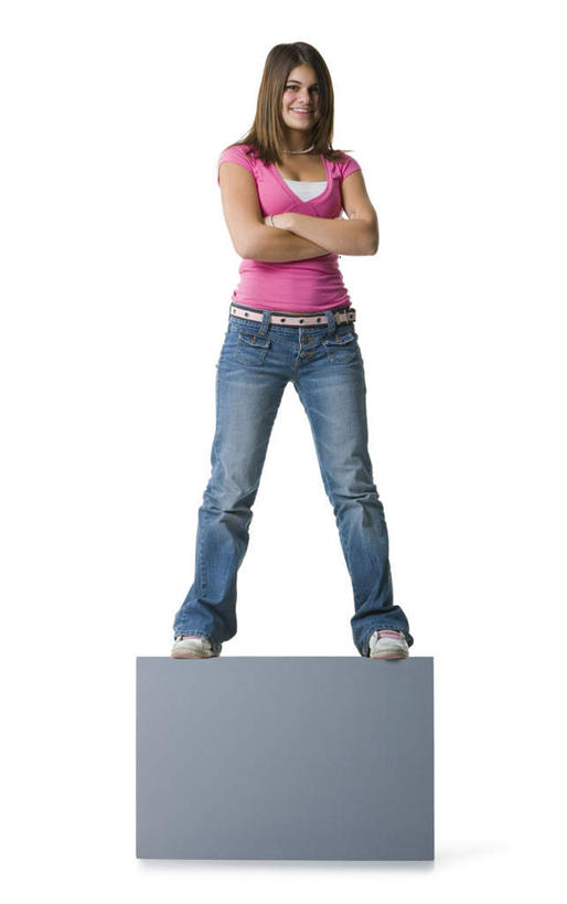 西方人,一个人,站,笑,双手交叉,微笑,露齿笑,竖图,室内,白天,白色背景,正面,指示牌,项链,欧洲,欧洲人,仅一个年轻女性,仅一个女性,仅一个人,服装,裤子,标志,广告牌,注视,牛仔裤,休闲装,标识,装饰品,衣服,饰品,手链,首饰,观察,看,站着,休闲,休闲服,摄影,服饰,手镯,影棚,观看,察看,双手抱胸,关注,镯子,年轻女性,女人,女性,白种人,站立,彩图,全身,影棚拍摄,拍摄