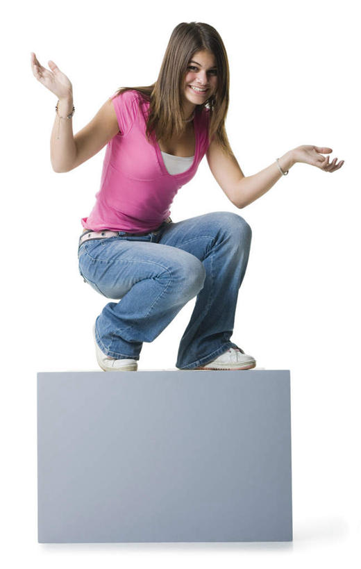 西方人,一个人,蹲,笑,微笑,露齿笑,竖图,室内,白天,白色背景,正面,指示牌,项链,欧洲,欧洲人,仅一个年轻女性,仅一个女性,仅一个人,服装,裤子,标志,广告牌,注视,牛仔裤,休闲装,标识,装饰品,衣服,饰品,手链,首饰,观察,看,双手摊开,休闲,休闲服,无奈,摄影,服饰,手镯,影棚,观看,遗憾,烦恼,察看,关注,镯子,可惜,无计可施,惋惜,怜惜,无语,年轻女性,女人,女性,白种人,蹲着,彩图,全身,影棚拍摄,拍摄