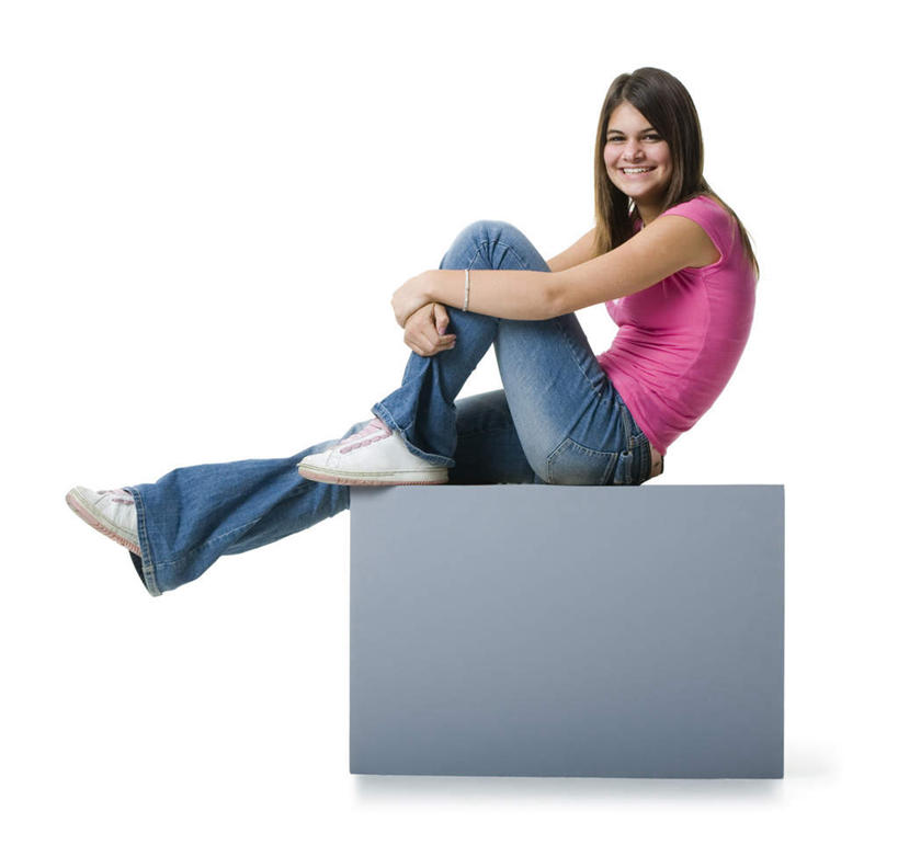 西方人,一个人,坐,笑,微笑,露齿笑,横图,室内,白天,白色背景,侧面,指示牌,项链,欧洲,欧洲人,仅一个年轻女性,仅一个女性,仅一个人,服装,裤子,标志,广告牌,注视,牛仔裤,休闲装,标识,装饰品,衣服,饰品,手链,首饰,观察,看,休闲,休闲服,摄影,服饰,手镯,影棚,抱膝,观看,察看,关注,镯子,年轻女性,女人,女性,白种人,坐着,彩图,全身,影棚拍摄,拍摄