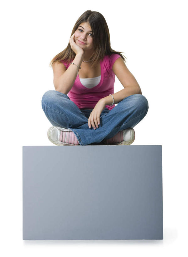 西方人,一个人,坐,笑,盘腿,微笑,露齿笑,竖图,室内,白天,白色背景,正面,指示牌,项链,欧洲,欧洲人,仅一个年轻女性,仅一个女性,仅一个人,撑,服装,裤子,标志,广告牌,托腮,注视,牛仔裤,休闲装,标识,装饰品,衣服,饰品,手链,首饰,观察,看,托,休闲,休闲服,摄影,服饰,手镯,影棚,观看,察看,关注,托下巴,镯子,年轻女性,女人,女性,白种人,盘腿而坐,盘膝,盘着腿的,盘着腿坐,双腿交叉,坐着,彩图,全身,影棚拍摄,拍摄