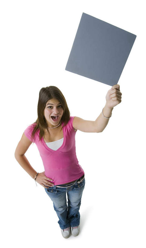 西方人,一个人,举,笑,微笑,露齿笑,竖图,俯视,室内,白天,白色背景,指示牌,项链,欧洲,欧洲人,仅一个年轻女性,仅一个女性,仅一个人,服装,裤子,标志,广告牌,注视,牛仔裤,休闲装,标识,手叉腰,装饰品,衣服,饰品,手链,首饰,叉腰,观察,看,托,张嘴,休闲,休闲服,摄影,服饰,手镯,影棚,观看,察看,关注,镯子,张大嘴巴,年轻女性,女人,女性,白种人,张开嘴,举起,举手,举着,向上举,向上伸,向上托,彩图,高角度拍摄,全身,影棚拍摄,拍摄