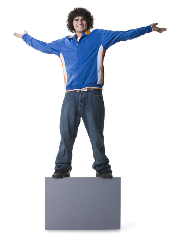 西方人,一个人,站,伸展双臂,笑,微笑,露齿笑,竖图,室内,白天,白色背景,正面,指示牌,欧洲,欧洲人,仅一个男性,仅一个人,服装,裤子,标志,广告牌,注视,牛仔裤,休闲装,标识,仅一个年轻男性,衣服,观察,看,站着,休闲,休闲服,摄影,服饰,影棚,观看,察看,关注,男人,男性,年轻男性,白种人,敞开双臂,伸开双臂,展开双肩,站立,张开手臂,张开双臂,彩图,全身,影棚拍摄,拍摄