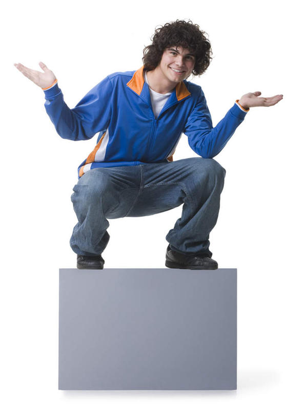 西方人,一个人,蹲,笑,微笑,露齿笑,竖图,室内,白天,白色背景,正面,指示牌,欧洲,欧洲人,仅一个男性,仅一个人,服装,裤子,标志,广告牌,注视,牛仔裤,休闲装,标识,仅一个年轻男性,衣服,观察,看,双手摊开,休闲,休闲服,无奈,摄影,服饰,影棚,观看,遗憾,烦恼,察看,关注,可惜,无计可施,惋惜,怜惜,无语,男人,男性,年轻男性,白种人,蹲着,彩图,全身,影棚拍摄,拍摄