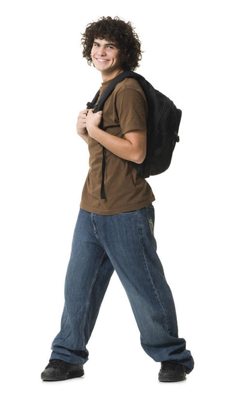 西方人,一个人,站,笑,微笑,露齿笑,竖图,室内,白天,白色背景,侧面,欧洲,欧洲人,仅一个男性,仅一个人,握,服装,包,书包,注视,休闲装,仅一个年轻男性,一个,衣服,背包,观察,看,站着,休闲,休闲服,握着,摄影,服饰,影棚,单个,观看,张开双腿,察看,关注,展开双腿,男人,男性,年轻男性,白种人,站立,彩图,全身,影棚拍摄,拍摄,双肩包,伸展双腿