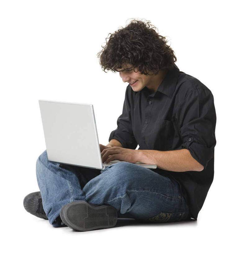 西方人,一个人,坐,笑,盘腿,微笑,露齿笑,竖图,室内,白天,白色背景,侧面,电脑,笔记本电脑,欧洲,欧洲人,仅一个男性,仅一个人,敲打,服装,裤子,网络,注视,牛仔裤,休闲装,输入,通讯设备,仅一个年轻男性,衣服,打字,低头,观察,看,休闲,休闲服,摄影,服饰,影棚,观看,点击,一台,敲击,察看,无线,关注,通信设备,无线网络,无线上网,便携式电脑,垂头,按键,手提电脑,男人,男性,年轻男性,白种人,盘腿而坐,盘膝,盘着腿的,盘着腿坐,双腿交叉,坐着,彩图,全身,影棚拍摄,拍摄