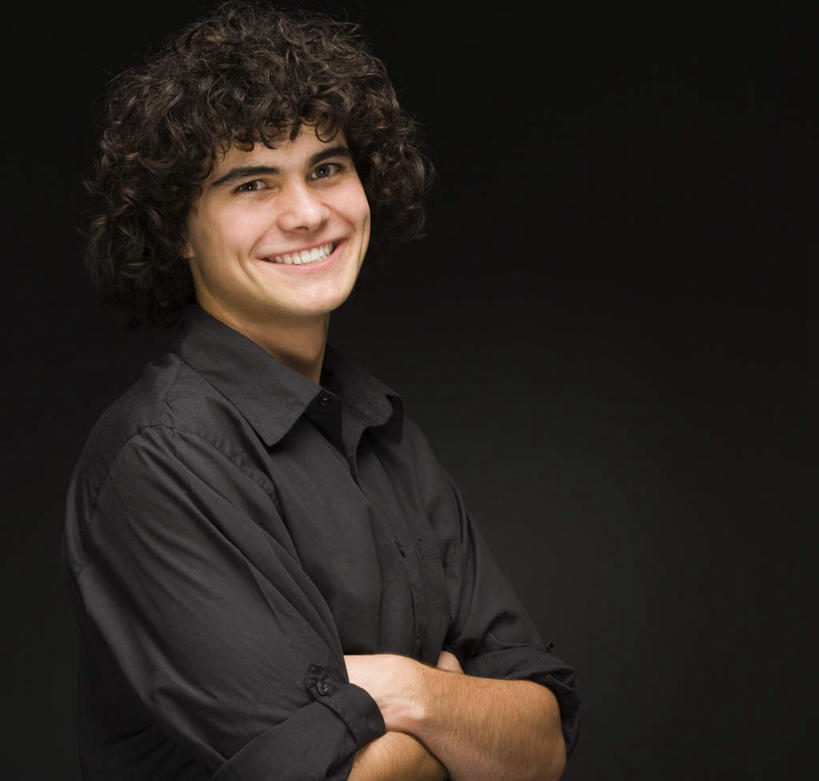 西方人,一个人,站,笑,双手交叉,微笑,露齿笑,横图,室内,白天,侧面,欧洲,欧洲人,仅一个男性,仅一个人,黑色背景,服装,扭头,注视,休闲装,仅一个年轻男性,衣服,观察,看,站着,转头,休闲,休闲服,摄影,服饰,影棚,观看,察看,双手抱胸,关注,男人,男性,年轻男性,白种人,站立,半身,彩图,影棚拍摄,拍摄