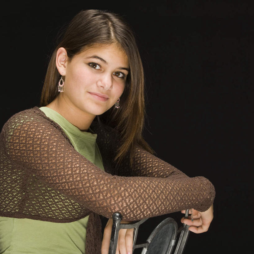 西方人,一个人,坐,笑,微笑,方图,室内,白天,侧面,欧洲,欧洲人,仅一个年轻女性,仅一个女性,仅一个人,黑色背景,服装,注视,休闲装,衣服,观察,看,休闲,休闲服,搭,摄影,服饰,影棚,观看,察看,搭着,关注,年轻女性,女人,女性,白种人,坐着,半身,彩图,影棚拍摄,拍摄