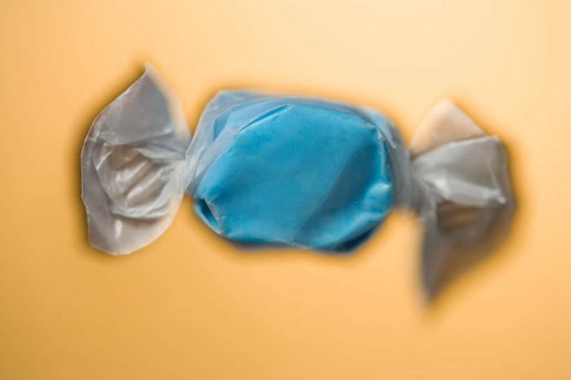 无人,横图,室内,特写,白天,正面,阴影,黄色背景,反射,影子,塑料,食品,糖,糖果,甜点,甜品,软糖,食物,一个,塑料制品,甜食,摄影,影棚,单个,塑封,彩图,影棚拍摄,拍摄,密封袋