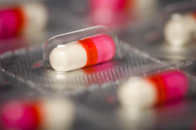 无人,横图,俯视,室内,特写,白天,安全,静物,一排,许多,阴影,朦胧,模糊,整齐,反射,包装,包装纸,铝箔纸,锡箔纸,药剂,影子,纸,防护,纸张,胶囊,排列,红色,白色,药品,治疗,保护,药物,医疗,包装材料,队列,保险,预防,锡箔,铝箔,平安,彩图,高角度拍摄