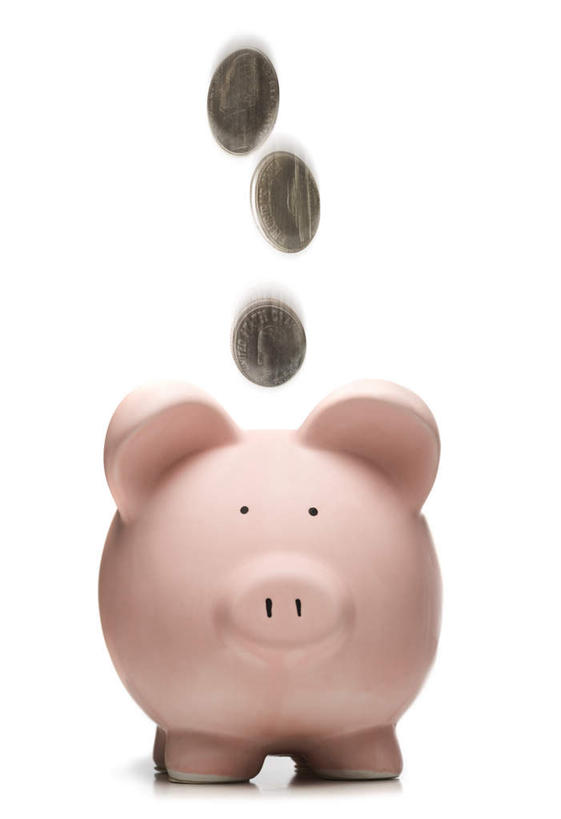 无人,竖图,室内,特写,白天,白色背景,正面,钱,静物,钱币,三个,一个,粉色,容器,储蓄罐,器皿,储蓄,存钱,金融,理财,摄影,影棚,经济,单个,资金,存钱罐,掉落,存款,流通,贸易,贮钱罐,储钱罐,扑满,货币,现金,硬币,彩图,影棚拍摄,拍摄