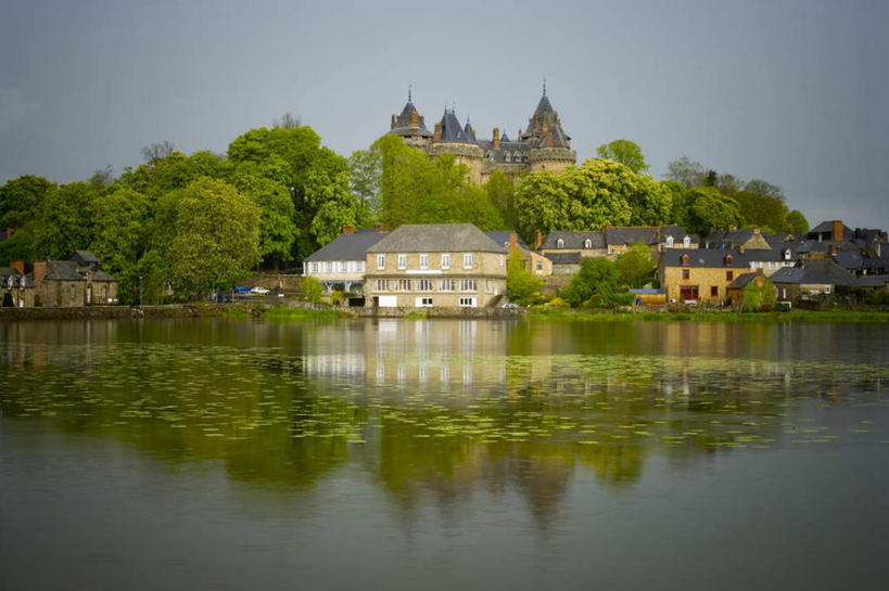 无人,家,横图,室外,白天,正面,度假,草地,草坪,河流,美景,水,植物,城市风光,城市,阴影,波纹,光线,影子,堡垒,城堡,房屋,屋子,河水,景观,水流,涟漪,娱乐,楼房,住宅,草,树,树木,蓝色,绿色,倒影,蓝天,水纹,天空,阳光,自然,波浪,天,享受,休闲,景色,放松,生长,晴朗,成长,倒映,要塞,万里无云,水晕,反照,设防,晴空,晴空万里,彩图,房子