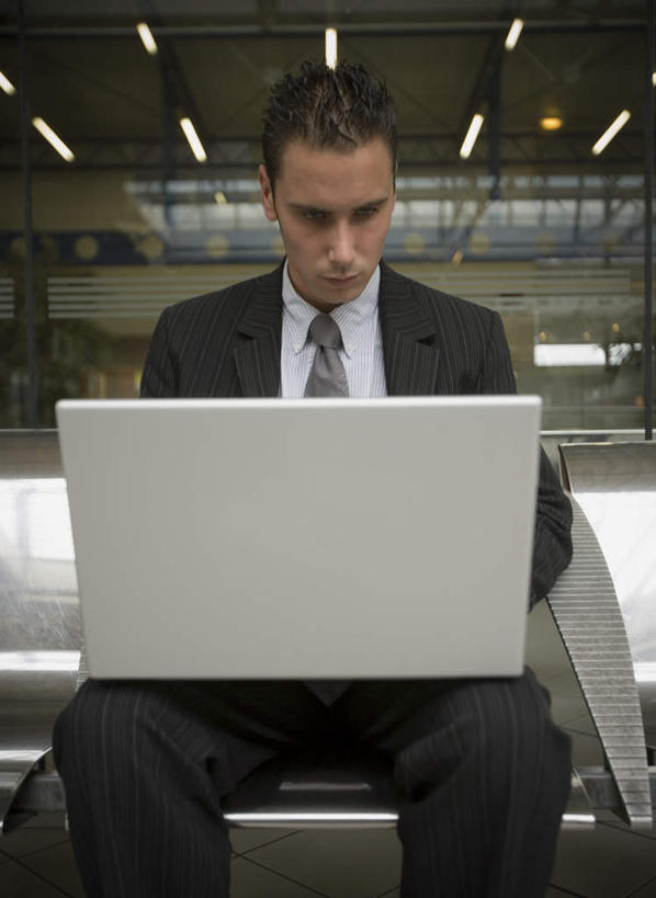 西方人,一个人,商务人士,商务男性,坐,竖图,室内,白天,正面,衬衫,电脑,笔记本电脑,椅子,欧洲,欧洲人,仅一个男性,仅一个人,敲打,阴影,套装,光线,网络,影子,灯光,领带,注视,输入,通讯设备,仅一个年轻男性,打字,低头,观察,看,观看,点击,一台,敲击,察看,无线,象征,庄重,关注,通信设备,商务装,身份,无线网络,无线上网,便携式电脑,工薪阶层,正式,地位,垂头,按键,手提电脑,男人,男性,年轻男性,白种人,白领,上班族,坐着,半身,彩图,衬衣