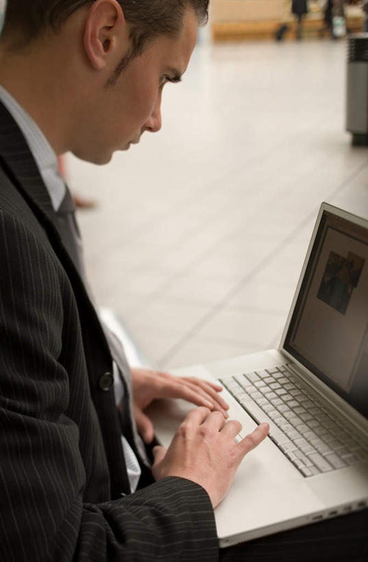 西方人,一个人,商务人士,商务男性,坐,竖图,室内,白天,侧面,衬衫,电脑,笔记本电脑,欧洲,欧洲人,仅一个男性,仅一个人,敲打,阴影,套装,反射,网络,影子,注视,输入,通讯设备,仅一个年轻男性,打字,低头,观察,看,观看,点击,一台,敲击,察看,无线,关注,通信设备,商务装,无线网络,无线上网,便携式电脑,工薪阶层,垂头,按键,手提电脑,男人,男性,年轻男性,白种人,白领,上班族,坐着,半身,彩图,衬衣