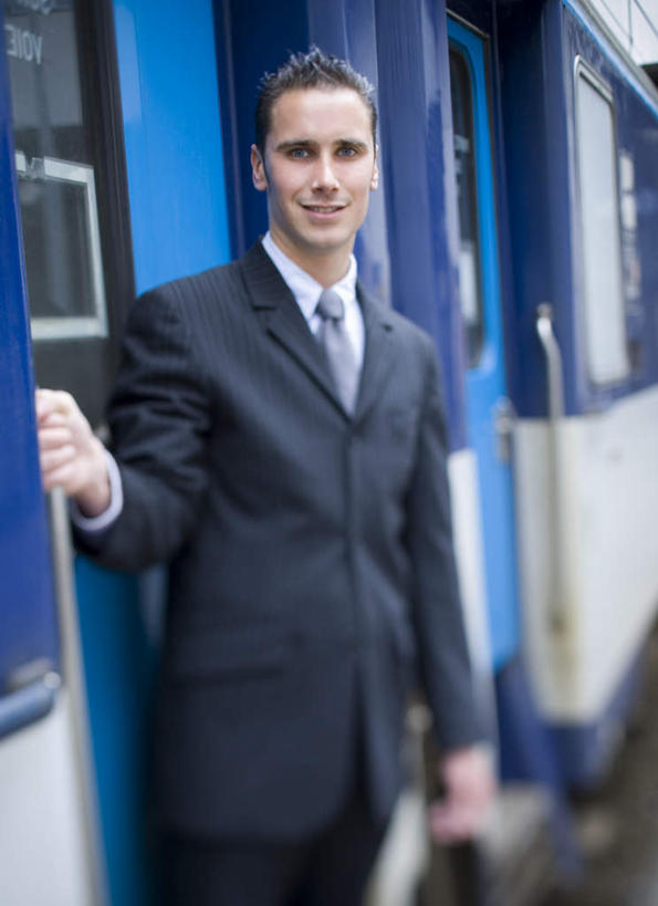 西方人,一个人,商务人士,商务男性,站,笑,微笑,竖图,室外,白天,正面,衬衫,窗户,火车,欧洲,欧洲人,仅一个男性,仅一个人,一辆,握,套装,朦胧,模糊,墙,领带,注视,玻璃窗,墙壁,墙面,车,仅一个年轻男性,车窗,交通工具,观察,看,站着,握着,观看,察看,象征,庄重,关注,载具,商务装,身份,工薪阶层,正式,地位,男人,男性,年轻男性,白种人,白领,上班族,站立,半身,彩图,衬衣