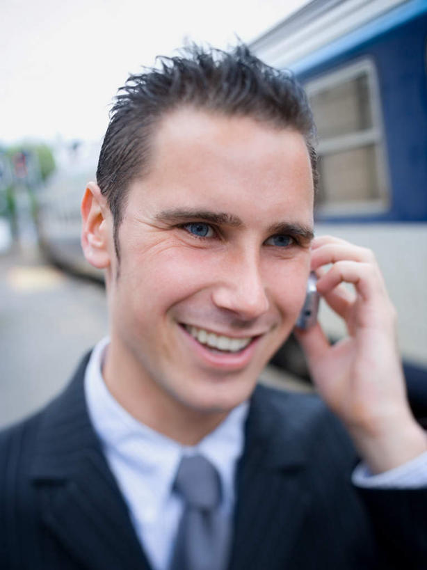 西方人,脸,头,脸颊,手,一个人,商务人士,商务男性,站,笑,打电话,微笑,露齿笑,竖图,室外,特写,白天,正面,衬衫,植物,火车,车站,电话,手机,欧洲,欧洲人,仅一个男性,仅一个人,一辆,握,套装,朦胧,模糊,领带,站台,注视,通讯设备,月台,肩膀,车,树,树木,仅一个年轻男性,绿色,自然,交通工具,观察,看,站着,手部,握着,生长,成长,观看,单手,察看,象征,庄重,关注,载具,商务装,身份,工薪阶层,一部,正式,地位,交流,男人,男性,年轻男性,白种人,头部,脸部,脸蛋,面部,白领,上班族,沟通,通话,站立,半身,彩图,衬衣