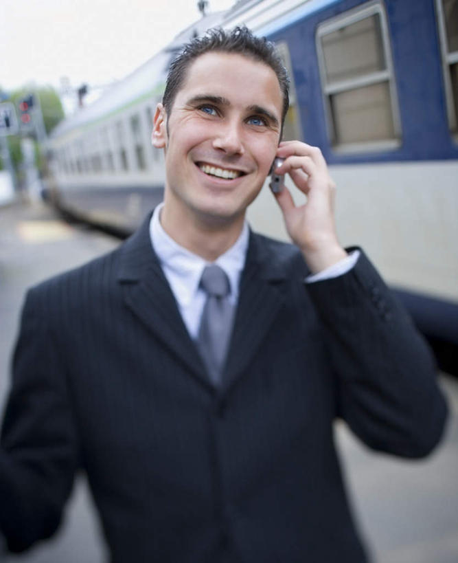 西方人,手,一个人,商务人士,商务男性,站,笑,打电话,微笑,露齿笑,竖图,室外,白天,正面,衬衫,植物,火车,车站,电话,手机,欧洲,欧洲人,仅一个男性,仅一个人,一辆,握,套装,朦胧,模糊,领带,站台,注视,通讯设备,月台,车,树,树木,仅一个年轻男性,绿色,自然,交通工具,观察,看,站着,手部,握着,生长,成长,观看,单手,察看,象征,庄重,关注,载具,商务装,身份,工薪阶层,一部,正式,地位,交流,男人,男性,年轻男性,白种人,白领,上班族,沟通,通话,站立,半身,彩图,衬衣