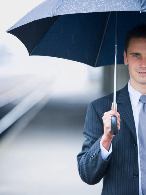 西方人,手,一个人,商务人士,商务男性,站,竖图,室外,白天,正面,衬衫,欧洲,欧洲人,仅一个男性,仅一个人,一把,握,套装,朦胧,模糊,伞,雨伞,领带,注视,阳伞,仅一个年轻男性,黑色,观察,看,站着,手部,握着,观看,单手,察看,象征,庄重,关注,商务装,身份,工薪阶层,正式,地位,男人,男性,年轻男性,白种人,白领,上班族,站立,半身,彩图,衬衣