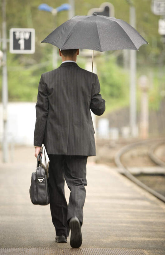 西方人,一个人,商务人士,商务男性,走,竖图,室外,白天,衬衫,植物,路,铁路,车站,欧洲,欧洲人,仅一个男性,仅一个人,撑,套装,朦胧,模糊,包,伞,雨伞,墙,轨道,站台,交通,铁轨,旅行包,注视,阳伞,月台,墙壁,墙面,树,树木,仅一个年轻男性,一个,背面,绿色,自然,观察,看,运输,生长,单个,成长,观看,察看,撑着,关注,商务装,工薪阶层,旅游包,提包,男人,男性,年轻男性,白种人,白领,上班族,步行,散步,走路,彩图,全身,衬衣