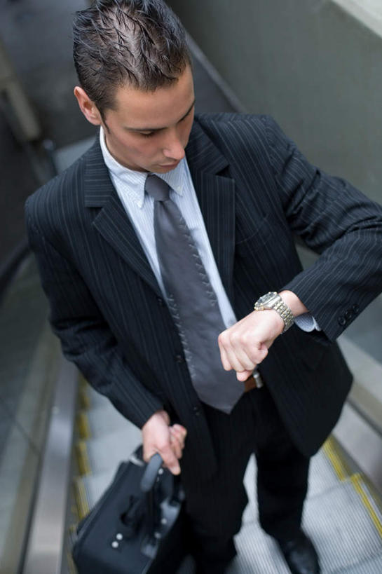 西方人,一个人,商务人士,商务男性,站,竖图,俯视,室内,白天,衬衫,楼梯,欧洲,欧洲人,仅一个男性,仅一个人,阴影,套装,时间,反射,拉杆箱,旅行箱,时钟,手表,影子,阶梯,计时,注视,台阶,仅一个年轻男性,一个,行李箱,箱子,钟表,低头,观察,看,站着,表,抬手,单个,观看,出差,腕表,察看,关注,商务装,工薪阶层,垂头,男人,男性,年轻男性,白种人,白领,上班族,钟,站立,半身,彩图,高角度拍摄,衬衣,旅行