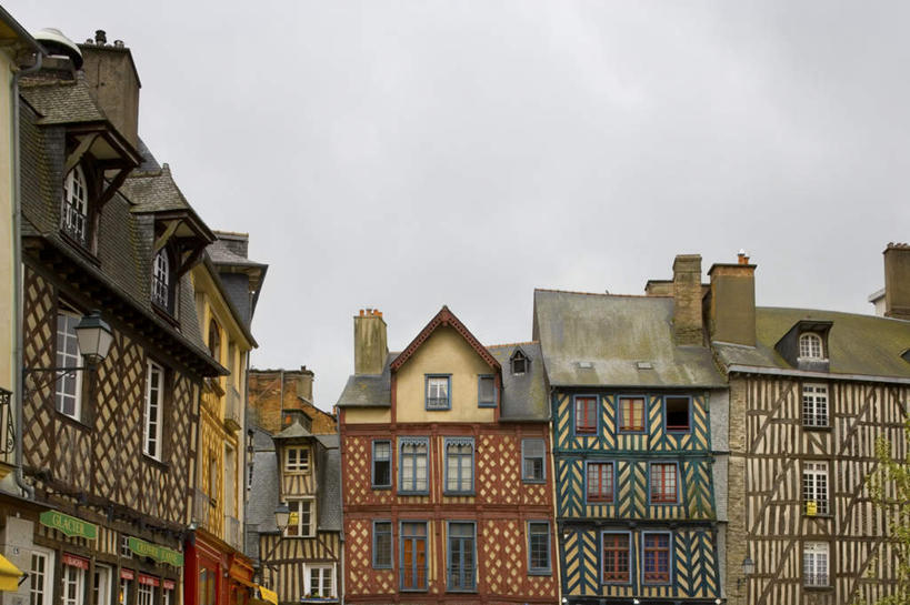 无人,家,横图,室外,白天,仰视,度假,美景,窗户,城市风光,城市,建筑,法国,欧洲,许多,瓦片,房屋,屋顶,屋子,景观,乌云,云,阴天,云朵,公寓,云彩,顶棚,瓦,娱乐,洋房,楼房,玻璃窗,住宅,排列,天空,天,享受,休闲,景色,放松,建造,昏暗,阴沉,布列塔尼,屋瓦,法兰西共和国,首府,法兰西第五共和国,摆列,布列塔尼地区,雷恩,伊勒.维莱讷省,彩图,低角度拍摄,房子,布列,分列