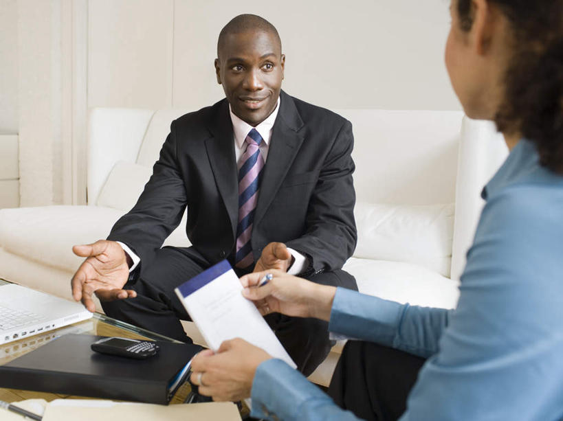 西方人,两个人,同事,商务人士,商务男性,商务女性,坐,笑,说,打电话,微笑,露齿笑,横图,室内,白天,正面,衬衫,讨论,成功,合作,团队,集体,信心,电脑,笔记本电脑,沙发,电话,手机,欧洲,非洲,黑人,欧洲人,握,阴影,套装,反射,网络,材料,档案,文件,影子,通讯设备,队伍,相视,资料,面对面,握着,对视,一台,一份,无线,领导,互视,成就,文档,通信设备,相对,商务装,无线网络,合伙,领袖,布艺沙发,无线上网,便携式电脑,工薪阶层,相看,一部,交流,手提电脑,男人,男性,年轻女性,女人,女性,中年男性,白种人,非洲人,白领,上班族,沟通,讲话,交谈,商讨,说话,谈话,通话,坐着,半身,彩图,衬衣